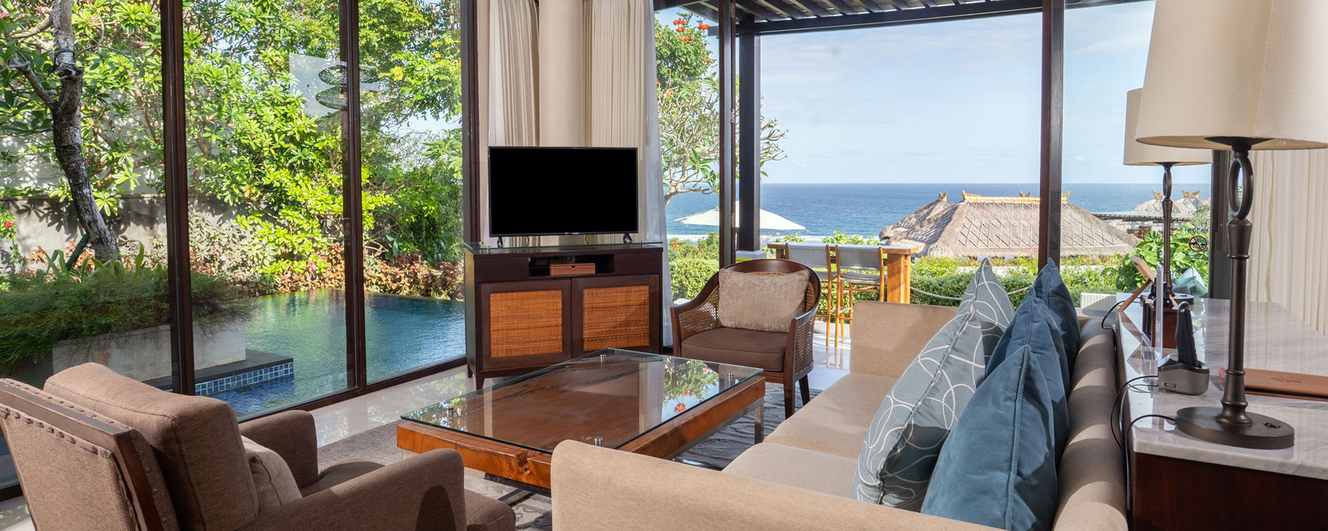 2 bedrooms villa with two full bathrooms, one with bathtub