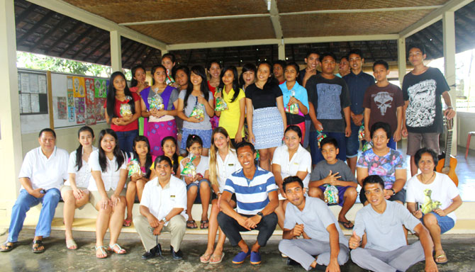 Samabe Bali team and the children from the orphanages